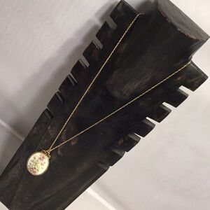 STAMPED 1928 CERAMIC FLOWER PENDANT IN A GOLD CHAIN